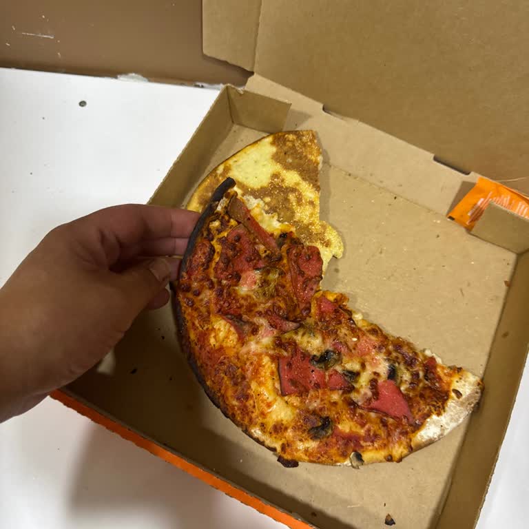 Esenyurt Little Caesars Şubesinde Yanmış Ve Sert Pizza Şikayeti