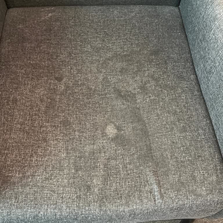 Podium AVM Giriş Katındaki Migros Önündeki Koltuklar Kirli ve Hijyenik Değil