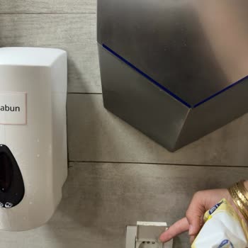 IKEA Mağazası Tuvaletinde El Kurutma Altındaki Prizin Güvenlik Riski