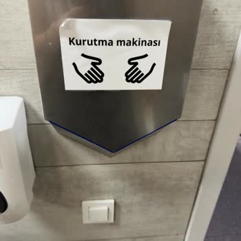 IKEA Mağazası Tuvaletinde El Kurutma Altındaki Prizin Güvenlik Riski