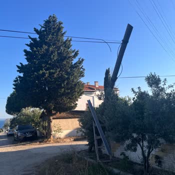 Şarköy Mahallesindeki Türk Telekom Direği Sarkan Kablolar Çocukları Tehdit Ediyor