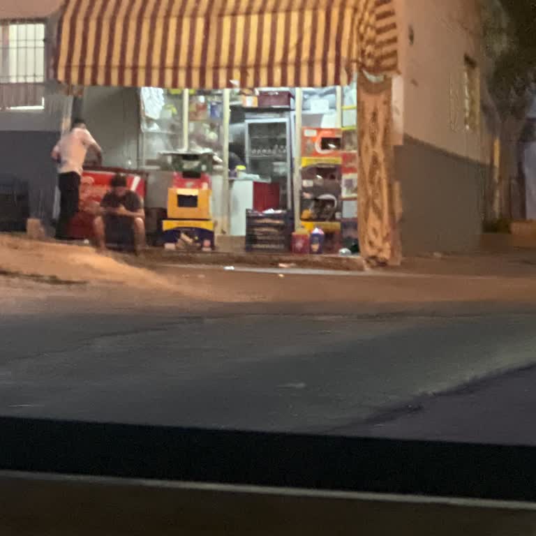 Köşe Başındaki Marketin Ürünleri Görüşü Engelleyerek Trafik Güvenliğini Tehlikeye Atıyor