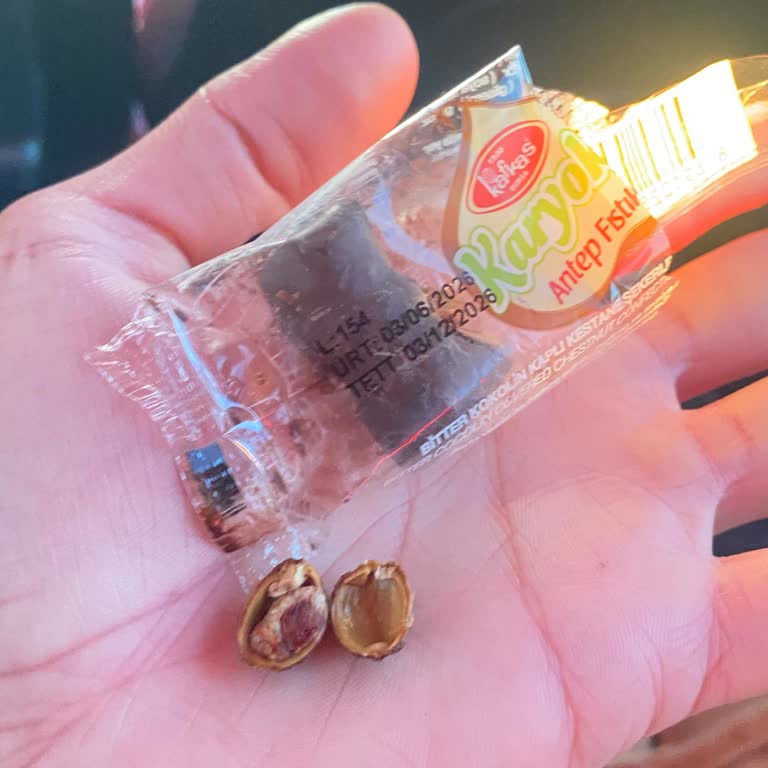 Kestane Şekerinde Sert Antep Fıstığı Kabukları Diş Kırma Riski