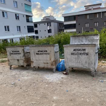 Atakum’da Bozuk Yol Ve Çöp Kokusu Sorunu