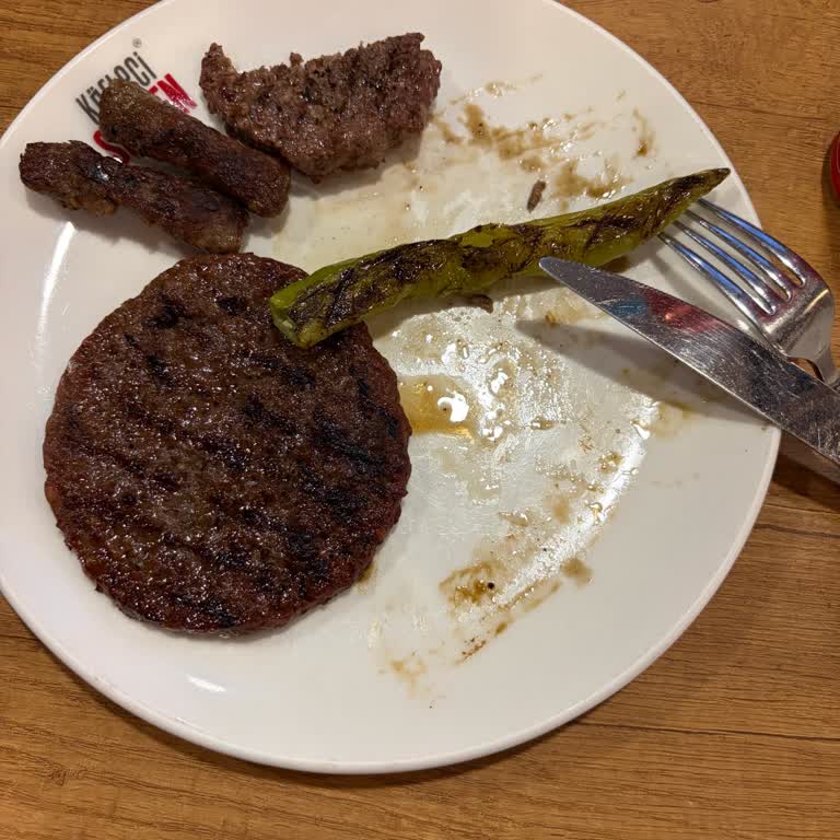 Menü Eksikliği Ve Garsonun Alaycı Tavrı