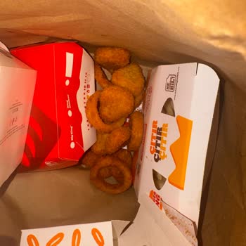 Tırtıklı Patates İçin Ekstra Ücret Ödedim, Düz Patates Geldi Ve Nuggetlar Buz Gibi