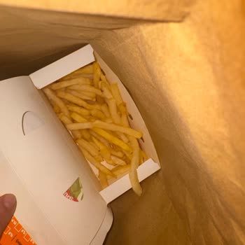 Tırtıklı Patates İçin Ekstra Ücret Ödedim, Düz Patates Geldi Ve Nuggetlar Buz Gibi