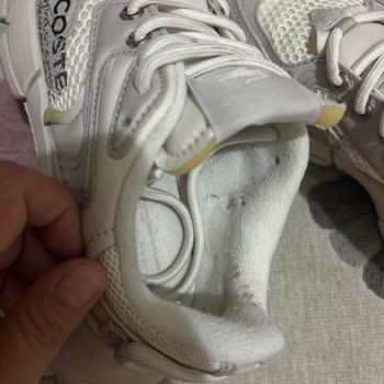 Lacoste Ayakkabısının İç Astarı Hızla Pamuklanarak Konforu Bozdu