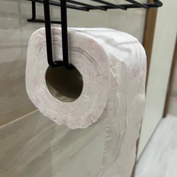 A101'de Satın Alınan Papia Kokulu Tuvalet Kağıdında Rulolar Yırtık Ve Deforme