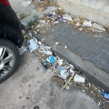 Çiğli Ataşehir Mahallesinde Çöpler Birikiyor Ve Belediye Yanıt Vermiyor