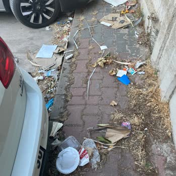 Çiğli Ataşehir Mahallesinde Çöpler Birikiyor Ve Belediye Yanıt Vermiyor