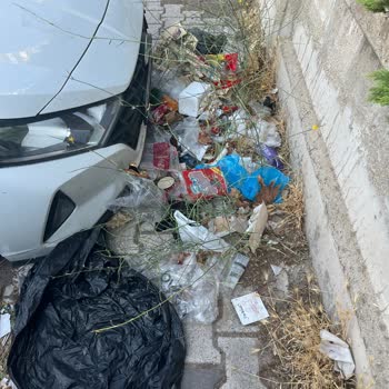 Çiğli Ataşehir Mahallesinde Çöpler Birikiyor Ve Belediye Yanıt Vermiyor