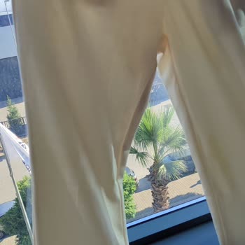 DeFacto Jogger Pantolonun Üzerindeki Yoğun Yağ Lekeleri Ve Kırmızı Boya İzleri