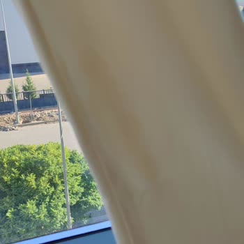 DeFacto Jogger Pantolonun Üzerindeki Yoğun Yağ Lekeleri Ve Kırmızı Boya İzleri