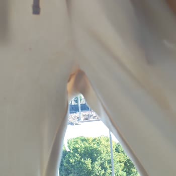 DeFacto Jogger Pantolonun Üzerindeki Yoğun Yağ Lekeleri Ve Kırmızı Boya İzleri