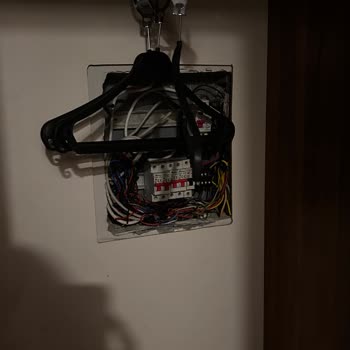 Kutlubay Otel Odasında Hamam Böceği Ve Açık Elektrik Panosu