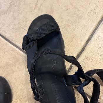 Camper Sandaletlerinde Ayak Boyası Sorunu Sağlık Riskine Dönüştü