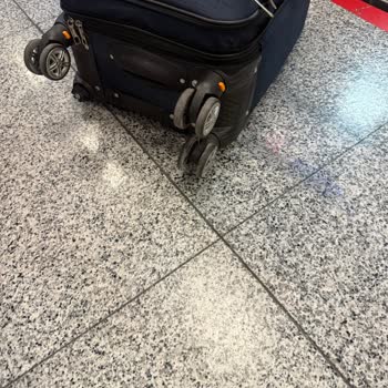 Ercan’da Sağlam Verilen Valiz, İzmir’de Kırık Çekme Aparatıyla Döndü