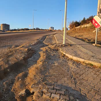 Altınşehir'de Bozulan Yol Ve Kaldırımların Acil Onarımı Talebi