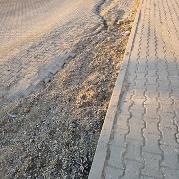 Altınşehir'de Bozulan Yol Ve Kaldırımların Acil Onarımı Talebi