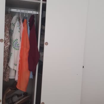 Gardırop Kapakları İçin Gerekli Vidalar Eksik, Montaj Uzun Süredir Beklemede
