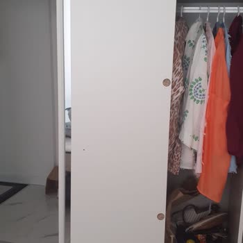 Gardırop Kapakları İçin Gerekli Vidalar Eksik, Montaj Uzun Süredir Beklemede