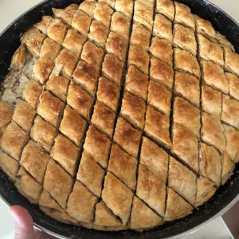 Mutfakta Küflü Cevizler Düğün Baklavasını Mahvetti Ve Sağlık Endişesi Yarattı