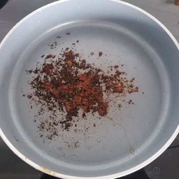 Yanmaz Ve Yapışmaz Olduğu Söylenen Tava Hemen Yanıp Kullanılamaz Hale Geldi