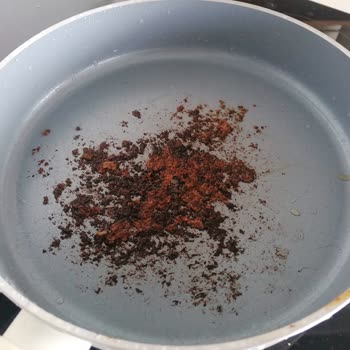 Yanmaz Ve Yapışmaz Olduğu Söylenen Tava Hemen Yanıp Kullanılamaz Hale Geldi