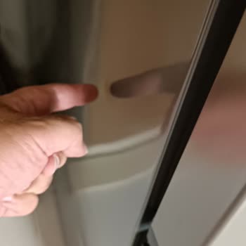 Bina Girişinde Açılan Buzdolabındaki Gölgelenmeler Servis Tarafından Renk Özelliğiyle Açıklanıyor
