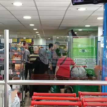 İhlas Sokak BİM’de Plastik Dönüşüm Makinesi Nedenli Aşırı Kalabalık Ve Alışveriş Zorluğu