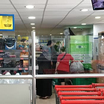 İhlas Sokak BİM’de Plastik Dönüşüm Makinesi Nedenli Aşırı Kalabalık Ve Alışveriş Zorluğu