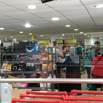 İhlas Sokak BİM’de Plastik Dönüşüm Makinesi Nedenli Aşırı Kalabalık Ve Alışveriş Zorluğu