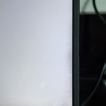 Asus Bilgisayar Menteşe Kaynaklı Kronik Bir LCD Ekran Sorunu Var