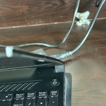 Asus Bilgisayar Menteşe Kaynaklı Kronik Bir LCD Ekran Sorunu Var