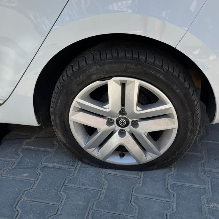 Renault E****'tan Satın Alınan Araçlarda Boya Akar, Lastikler Patlar Ve Yanıltıcı Lastik Bilgisi