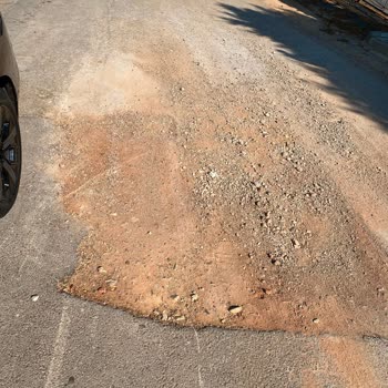 Kazı Alanı Asfaltlanmadığı İçin Yol Ve Çevre Güvenliği Tehlikede