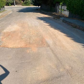 Kazı Alanı Asfaltlanmadığı İçin Yol Ve Çevre Güvenliği Tehlikede