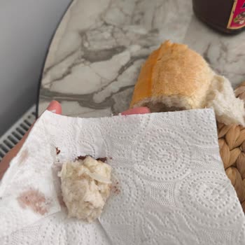 Ekmeğin İçindeki Keskin Parça Boğazımı Neredeyse Kesti