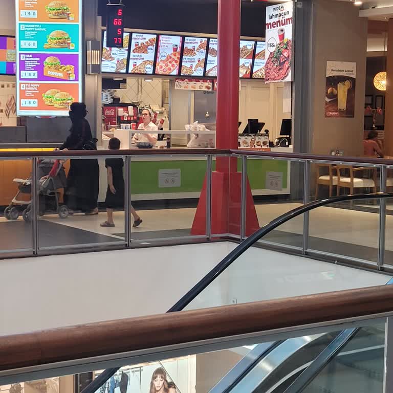 Pidem Mağazasındaki Gözlüklü Kasiyerin Saygısız Ve Soğuk Tutumu