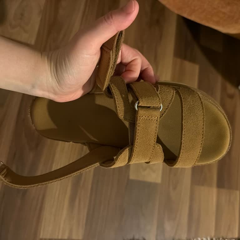 Ugg Sandaleti Şiddetli Koku Nedeniyle İade Talebi