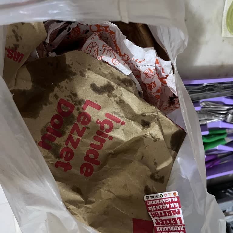 Yanlış Hamburger Ve Dökülmüş Sufle, Sipariş Durumu Yolda Güncellenmedi