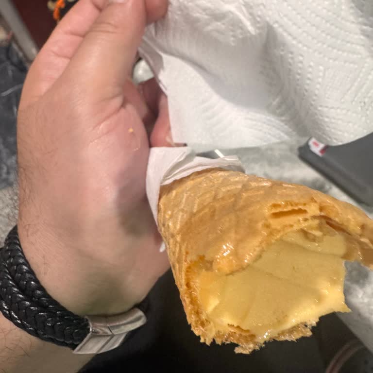 Kervan Pastaneleri Dondurmanın İçinden Saç Teli Gibi Duran Plastik Bir Parça Çıktı