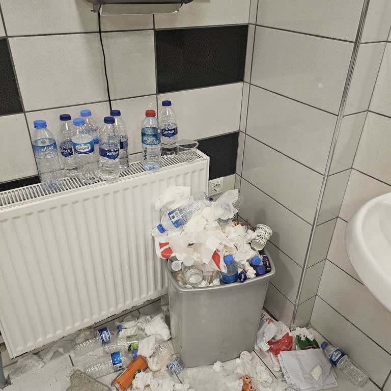 G Blokta Hijyen Eksikliği Ve Çöp Birikimi