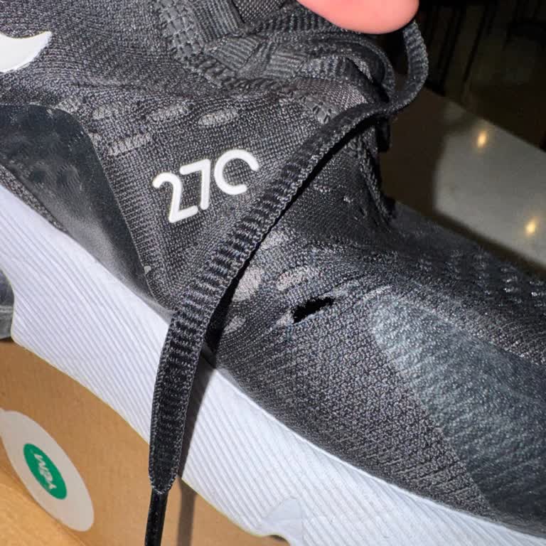 Nike Eir Max 270 Ayakkabısında 3 Kez Kullanımdan Sonra Yırtık Ve Şirketin Kullanıcı Hatası İddiası