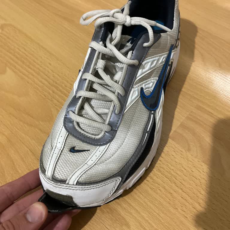 Kalitesiz Nike Initiator: 8 Ayda Ön Açıldı, Tabanı Eridi