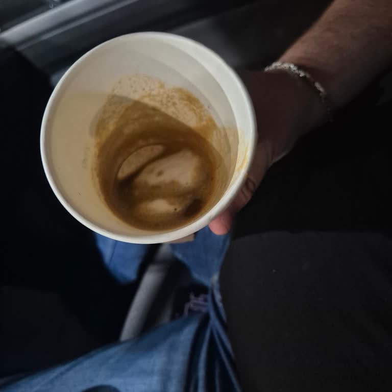 Starbucks Kahve Makinesinde Eksik Servis Ve İlgisiz Personel