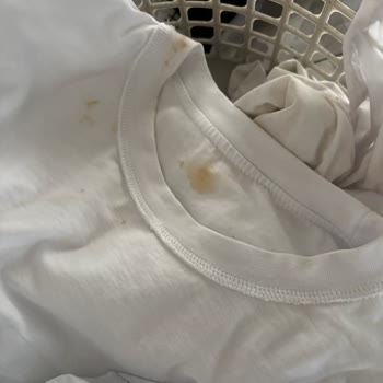 Boya Akıtan Pantolon Ve Saygısız Mağaza Personeli