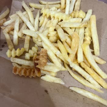 Şırnak Burger King'den Gelen Yanmış Ve Bayat Ürünler Çocuğumuzda Zehirlenmeye Yol Açtı