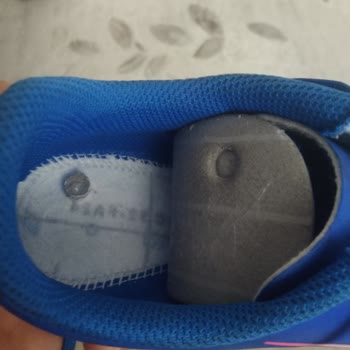 Intersport Sadece Bir Gün Giyilen Nike Kramponunda Fabrikasyon Hatası: